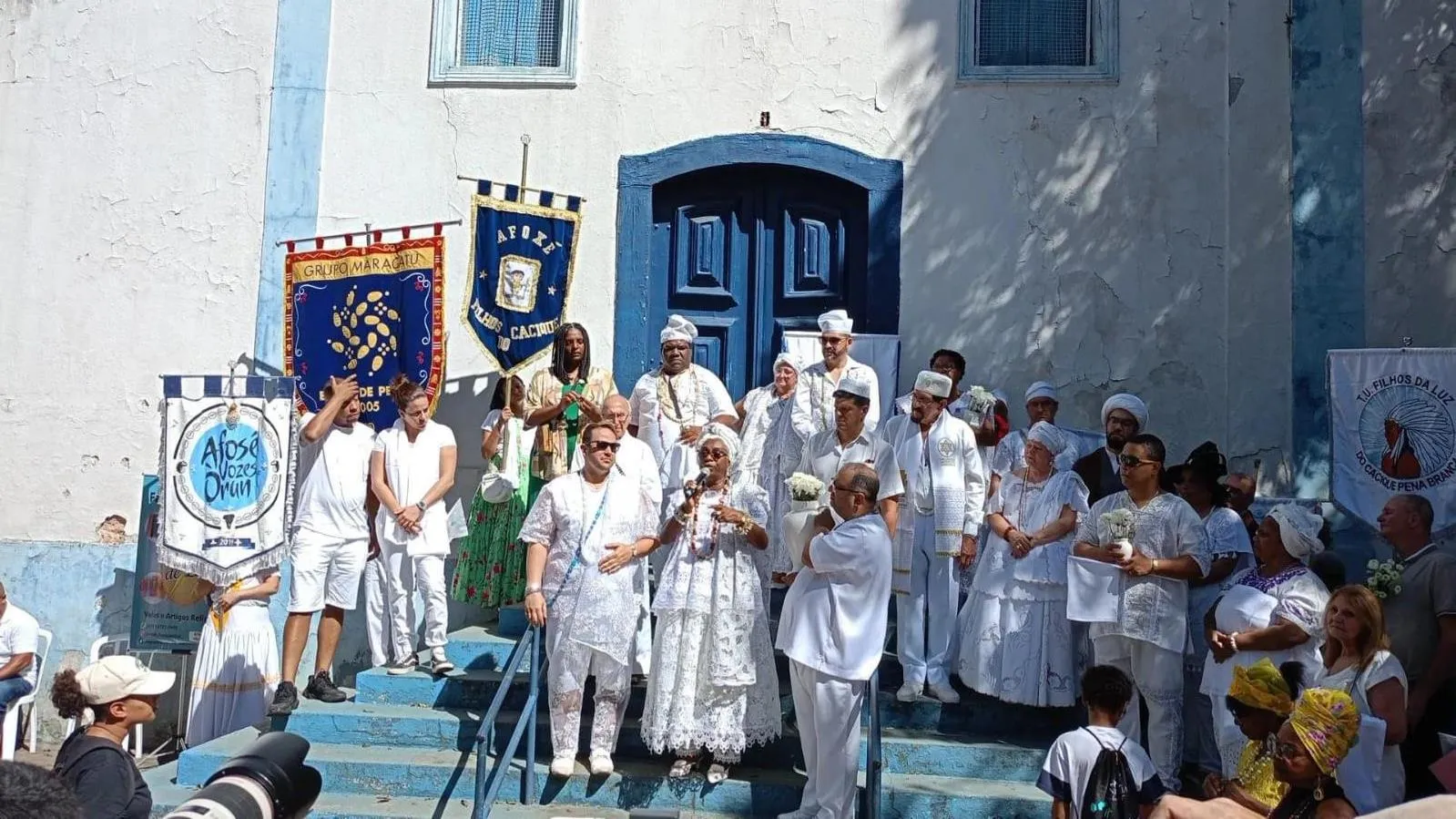 Cortejo de comunidade tradicional durante o estudo antropológico de campo
