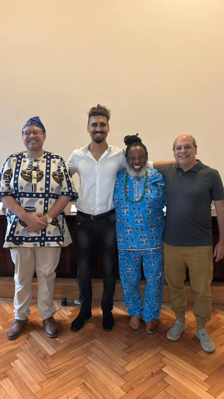 Fundador da Voz do Terreiro com lideranças de comunidades tradicionais no evento de lançamento