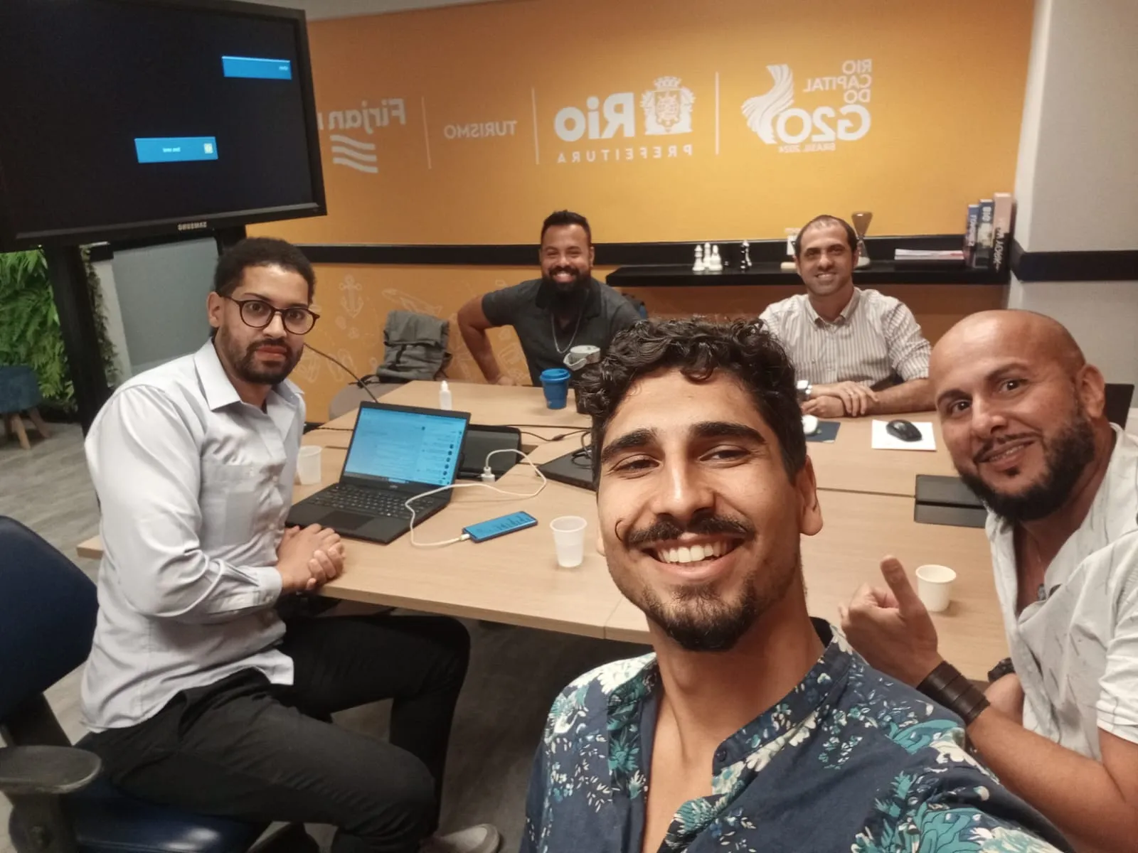 Equipe em sessão de trabalho de estratégia durante a incubação na Firjan